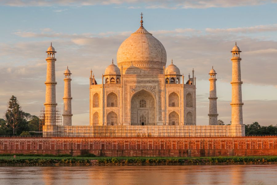 From Delhi: Taj Mahal Sunrise and Agra Fort Tour by Car